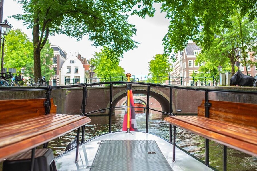 Amsterdam: Small-Group Canal Cruise incl. Drinks and Snacks - Weesperbuurt and Herengracht: calmer canals, local texture