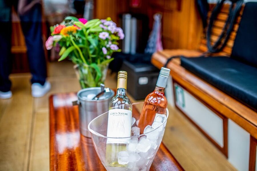 Amsterdam: Small-Group Canal Cruise incl. Drinks and Snacks - The Giuliana boat: old bones, modern ride comfort