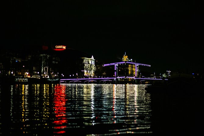 Amsterdam Small-Group Evening Canal Cruise Including Wine, Craft Beer, Cheese - On board comfort and the practical feel