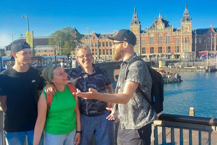 Amsterdam: Small-group Guided Walking Tour (French/English) - Magna Plaza, Torensluis Bridge, and the UNESCO Canal Belt