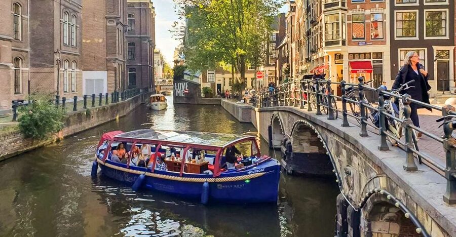 Amsterdam: Smoke and Lounge City Boat Cruise - Amsterdam Centraal to the Canals: What This Smoke and Lounge Cruise Feels Like