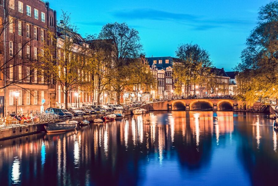 Amsterdam: Smoke and Lounge City Boat Cruise - Heated Lounge Comfort: Windows, Music, and Small Details That Matter