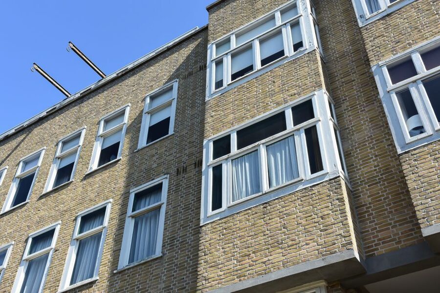 Amsterdam: The Life of Anne Frank Walking Tour - The guide experience in plain terms