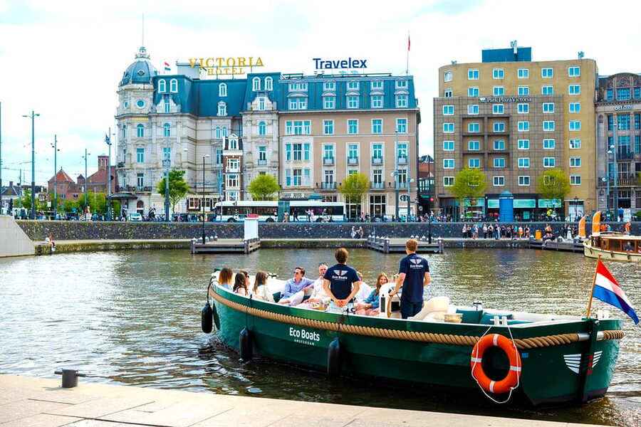 Amsterdam: The Newest Canal Cruise with Drink Option - Blauwbrug and H’ART Museum, bridge timing and photo angles