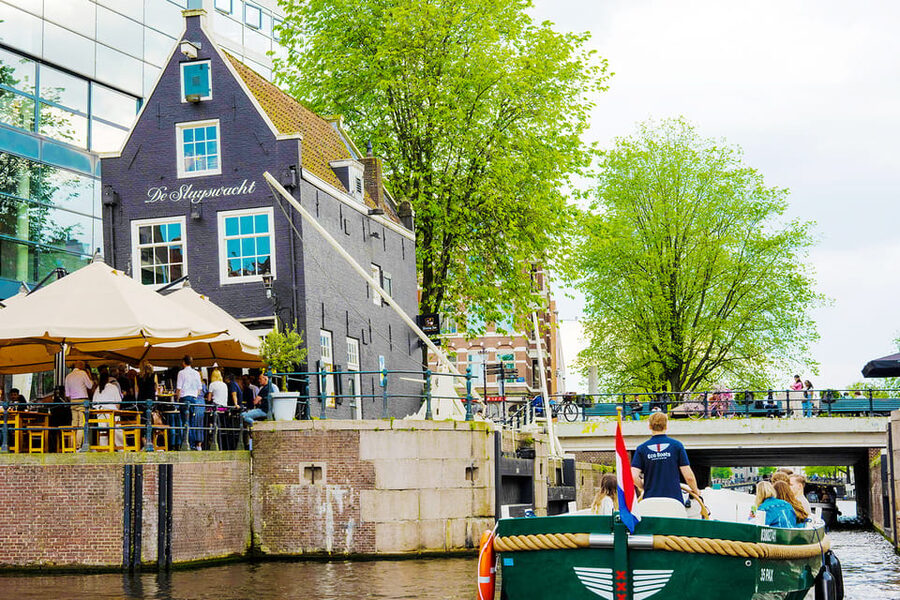 Amsterdam: The Newest Canal Cruise with Drink Option - De Magere Brug and the Dancing Houses, the two big “wow” moments