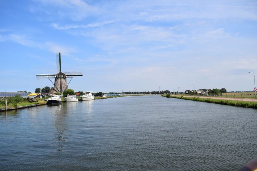 Amsterdam: Tour to Keukenhof Gardens with Windmill Cruise - Crowds and weather: making spring day trips actually comfortable