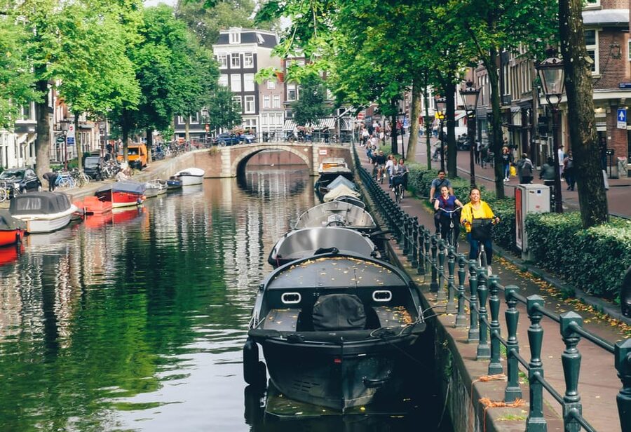 Amsterdam: Urban Bike Tour, Graffiti Art & Magnet Fishing - Magnet fishing in Amsterdam’s canal: try it, don’t overthink it