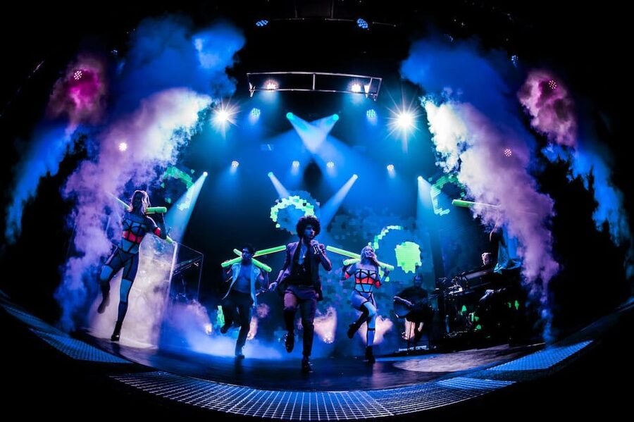 Amsterdam: VEGAS Dinner Show with 3-Course Sharing Menu - Drinks on site: an easy add-on that can change the total cost