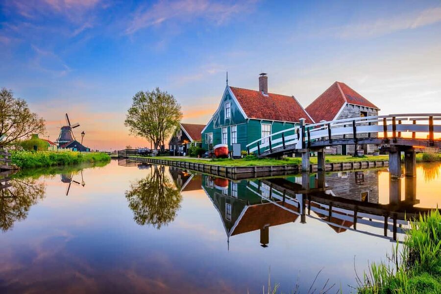 Amsterdam: Zaanse Schans, Cheese Tasting & Volendam Tour - Learning on the Bus: How the Video Guide Adds Context