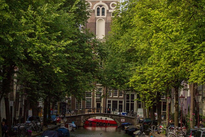 Anne Frank Private Bike Tour in Amsterdam - De Schaduwkade and Magere Brug: small breaks, big Amsterdam