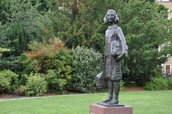 Anne Frank Private Bike Tour in Amsterdam - Meeting point and finding your guide in the real world