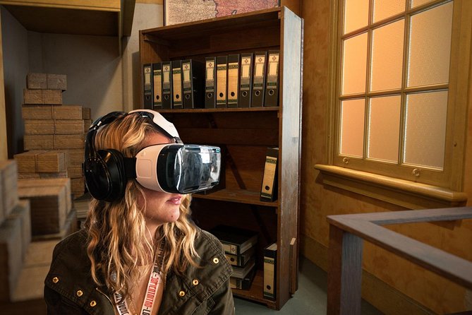 Anne Frank's Last Walk & See Anne Frank House in Virtual Reality - The Anne Frank statue and the house entrance: getting your bearings before VR