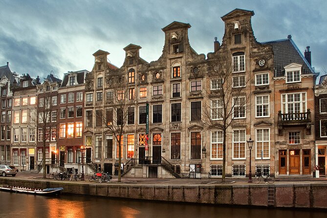 Art Zoo Museum Amsterdam Tickets - The highlights inside: birds, snakes, crocodiles, and that T. rex moment