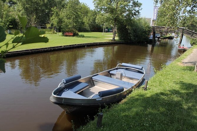 Boat Rental with Steering Wheel and Cushions - Boat setup: steering wheel, cushions, and how you stay in control