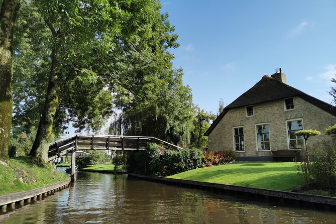 Day Tour Giethoorn, Afsluitdijk and Zaanse Schans with Boat Cruise - Giethoorn: The Dutch Little Venice and Your 1-Hour Canal Cruise