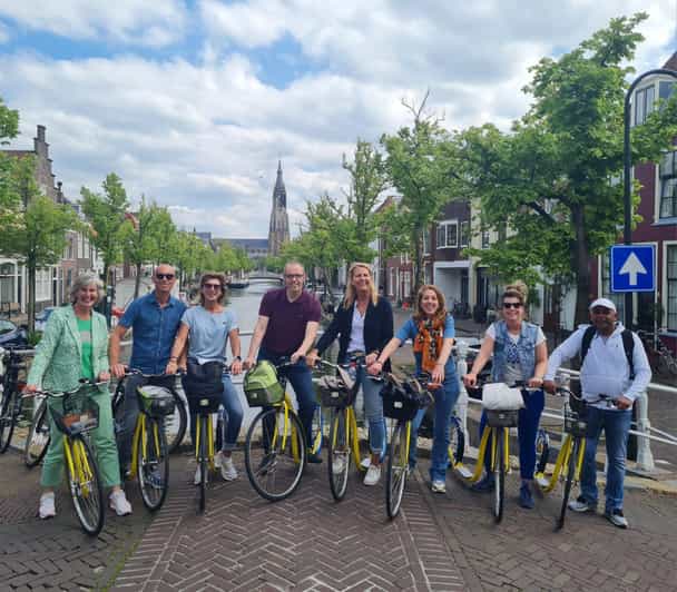 Delft - Step/scootertour in and around the city - Hofje van Pauw (1707): the Delft courtyard that feels private