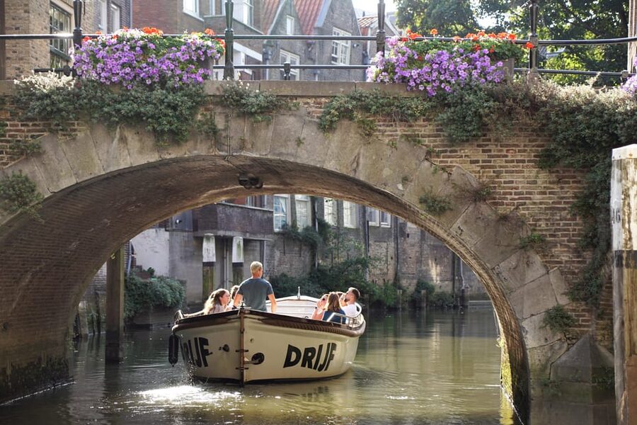 Dordrecht: City Canal Cruise - Following along in Dutch, with English audio support