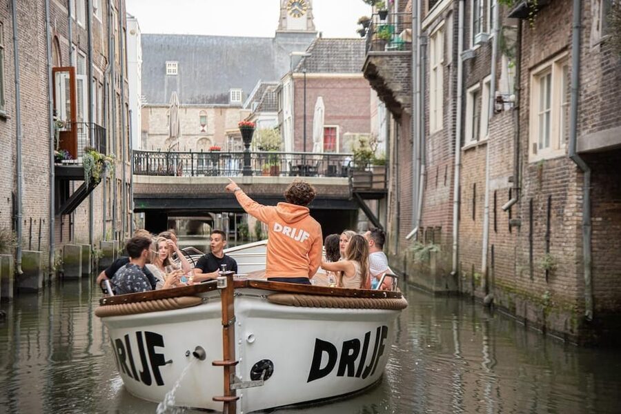 Dordrecht: City Canal Cruise - Drinks onboard: a small extra that fits the mood