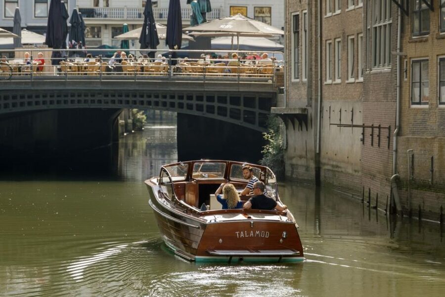 Dordrecht: City Walking Tour with Boat Ride - Price and value at around $41 per person