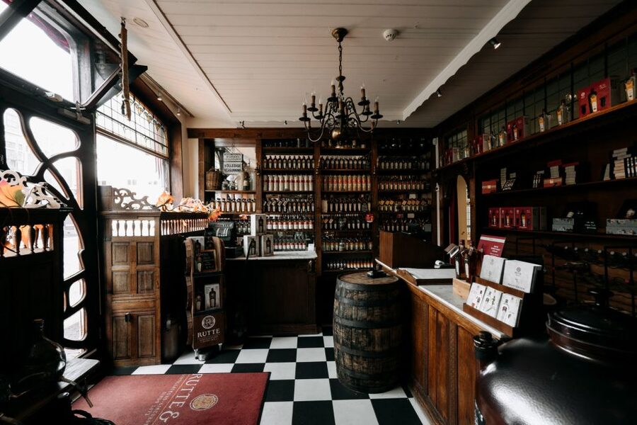 Dordrecht: Distillery Tour with Dutch Gin & Genever Tasting - Where the tour starts, and what to bring