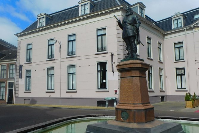 e-Scavenger hunt Leeuwarden: Explore the city at your own pace - Blokhuispoort and Princessehof: where the game slows into detail