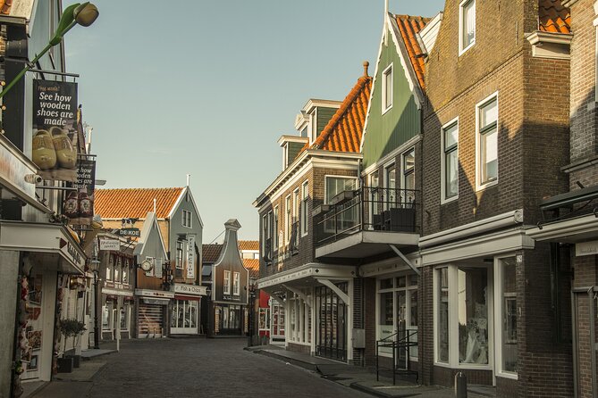 e-Scavenger hunt Volendam: Explore the city at your own pace - The harbor dike, De Havenhof, and why the weather matters