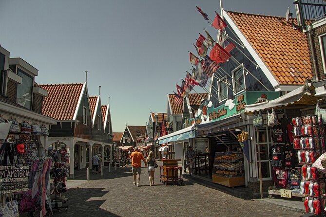 e-Scavenger hunt Volendam: Explore the city at your own pace - The church, costumes, and the Volendam identity stops
