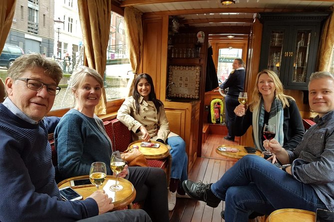 Eating Amsterdam: Food Tour & Canals Cruise - Guide quality and group size: what makes it smoother
