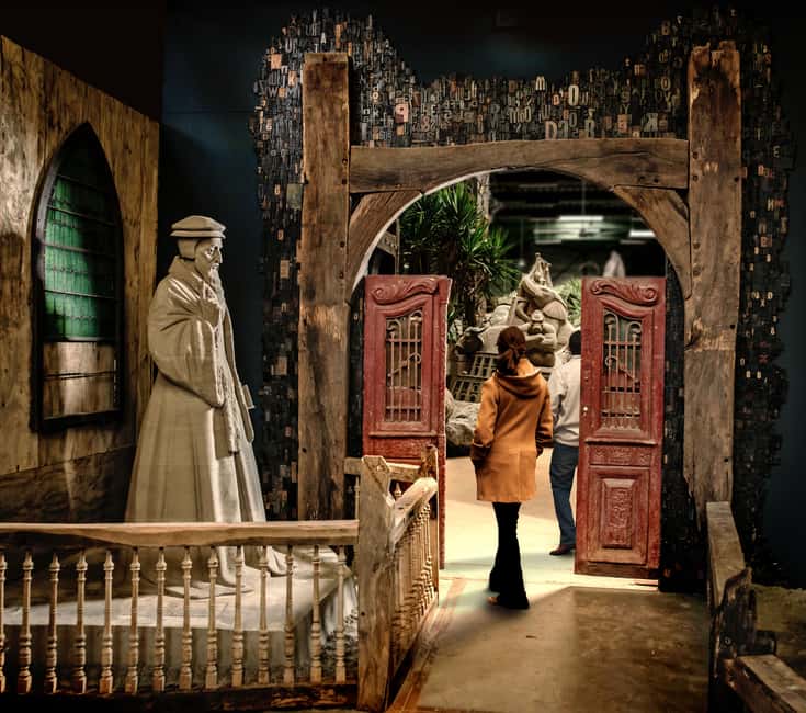 Elburg: Admission to the Zandverhalen Museum - Entering the museum: how the space helps you see the art better