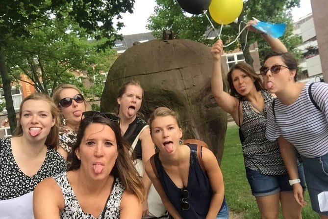 Exciting Murder Mystery - Interactive city walk in Groningen - How the Clues Work: Pictures, a Map, and Team Selfies