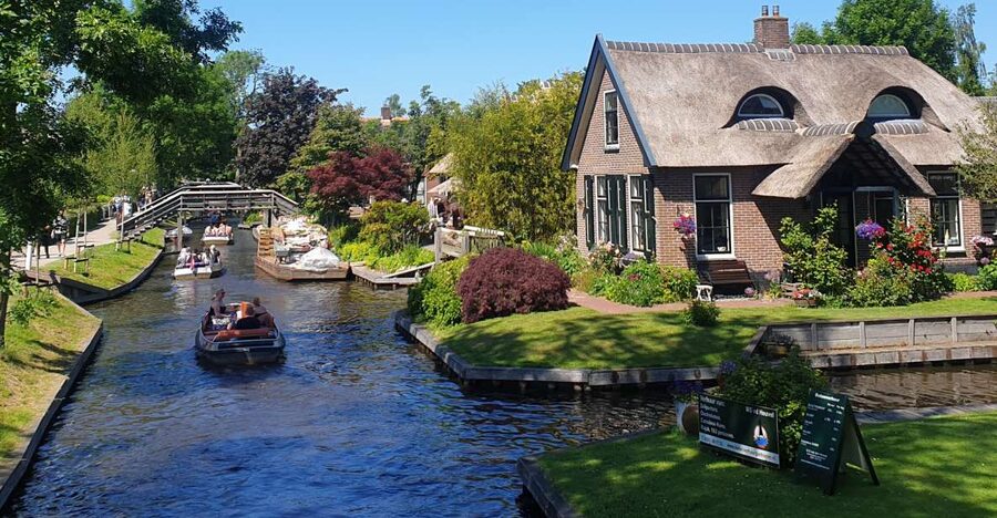 From Amsterdam: Giethoorn Day Trip with Small Electric Boat - Giethoorn’s car-free canals and why they feel different