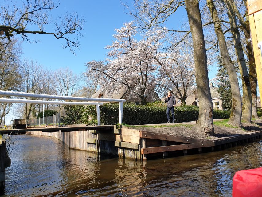 From Amsterdam: Giethoorn Day Trip with Small Electric Boat - Tour guides and the value of context