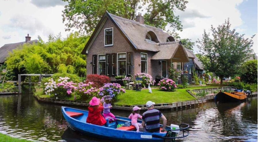 From Amsterdam: Giethoorn Guided Day Trip with Canal Cruise - Why Giethoorn Looks Different From Every Angle
