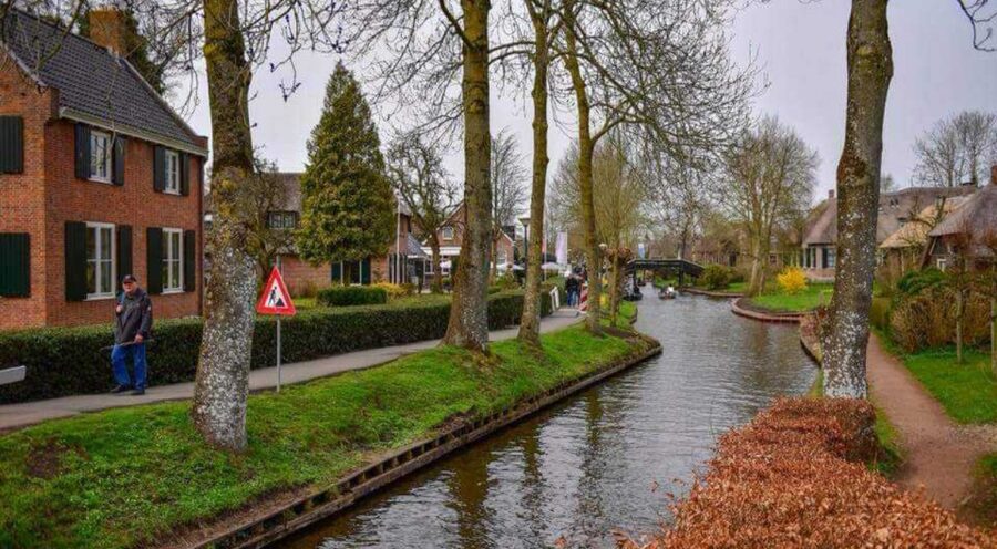 From Amsterdam: Giethoorn Guided Day Trip with Canal Cruise - Meeting Your Team at NH Collection Barbizon Palace (and Why Timing Matters)