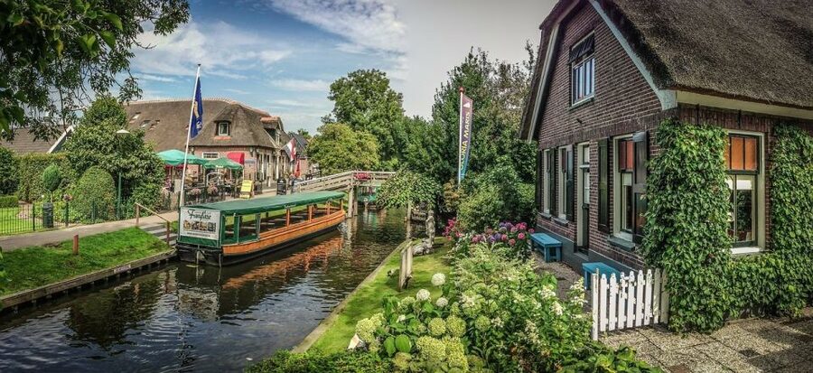 From Amsterdam: Giethoorn Sightseeing Tour and Canal Cruise - Key Things You’ll Notice on This Giethoorn Tour