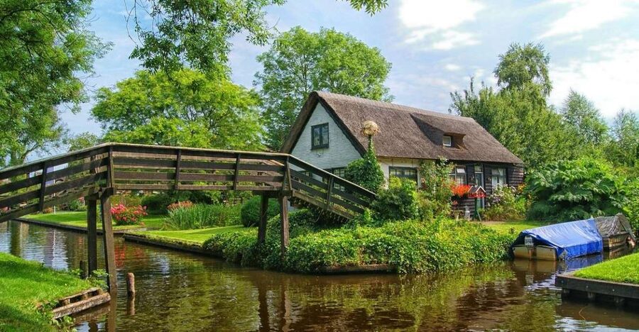 From Amsterdam: Giethoorn Sightseeing Tour and Canal Cruise - Giethoorn in a Nutshell, and Why It Works as a Day Trip