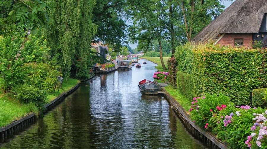 From Amsterdam: Giethoorn Sightseeing Tour and Canal Cruise - The 1-Hour Guided Canal Cruise: Dutch Venice Views, Plus a Hands-On Moment