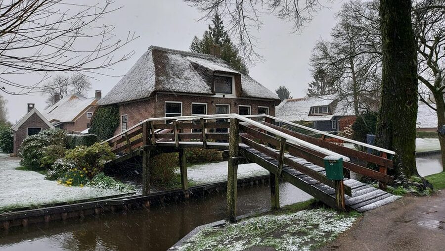 From Amsterdam: Giethoorn Small Group Tour with Boat Ride - The Small Boat Cruise: Your Best View of Giethoorn’s Canal Pattern