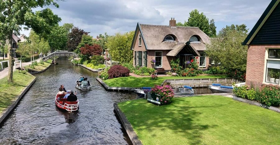 From Amsterdam: Giethoorn Small Group Tour with Boat Ride - Meeting Spot at Amsterdam Central: The One Detail You Should Not Ignore