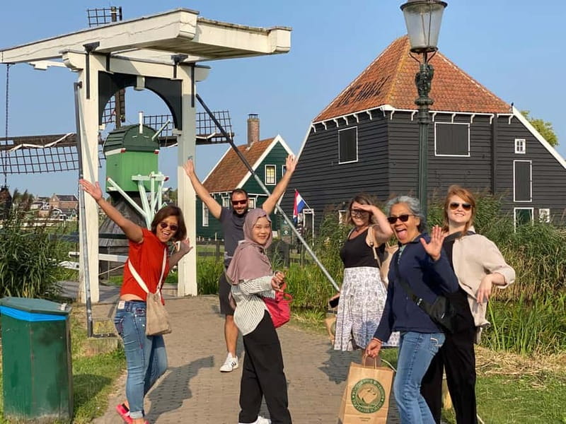 From Amsterdam: Keukenhof Tulips, Windmills & Volendam - From Amsterdam to Keukenhof: the day starts with less rush