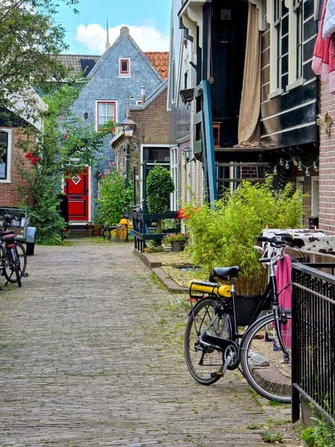From Amsterdam: Keukenhof Tulips, Windmills & Volendam - Volendam and Edam-Volendam: the harbour break that feels like a real village