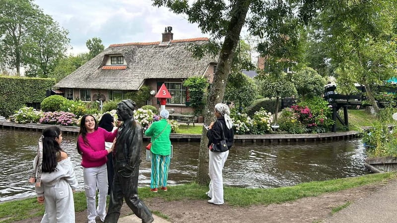 From Amsterdam to Giethoorn Day Trip - The canal cruise: where Giethoorn turns from pretty to special