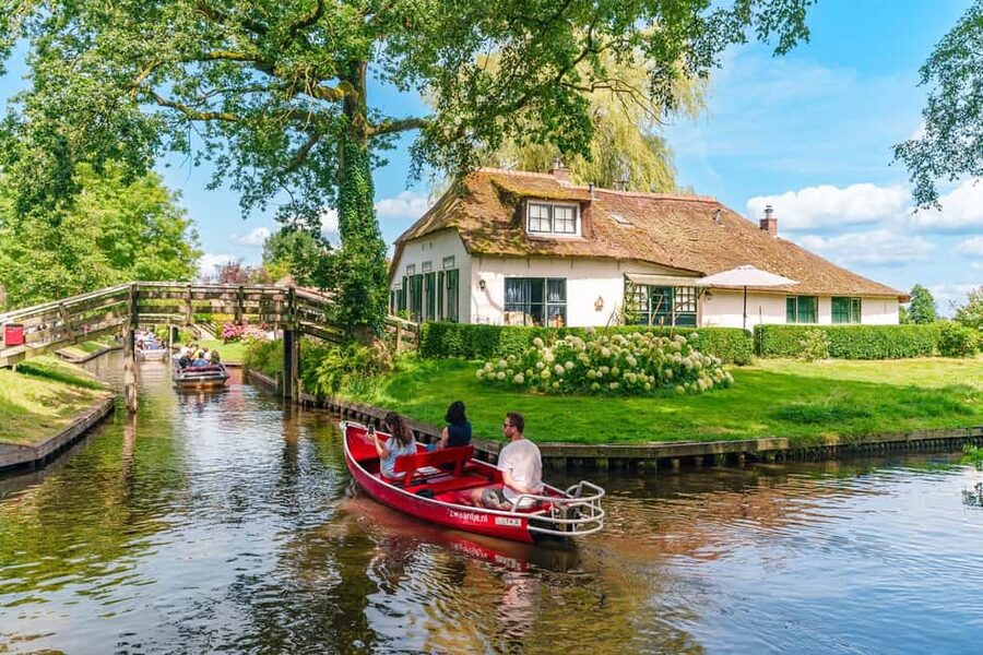 From Amsterdam: Ultimate Giethoorn Experience with Boat Tour - From De Ruijterkade to Giethoorn, start with the right energy