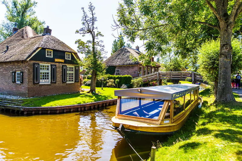 From Amsterdam: Ultimate Giethoorn Experience with Boat Tour - The 1-hour Giethoorn boat tour, why this is the heart of the day