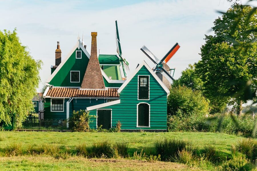 From Amsterdam: Zaanse Schans, Edam, Volendam & Marken - Volendam harbor free time: where you eat and people-watch