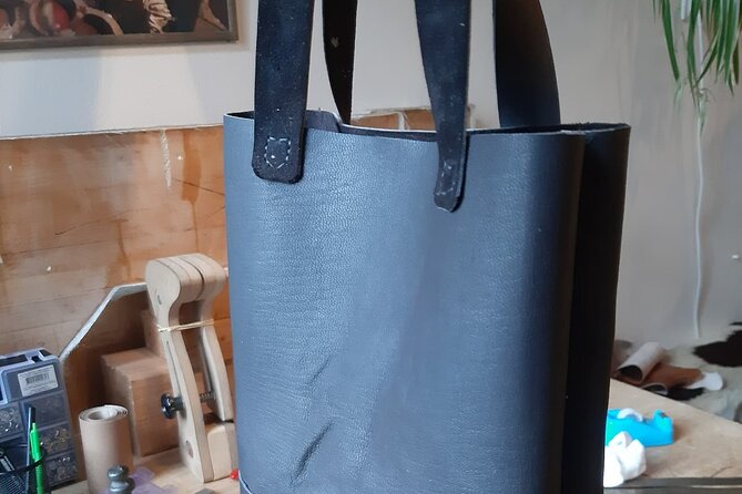 Genuine Leather Tote Bag Workshop in Leiden - A leather workshop start in a 19th-century home