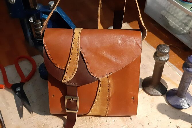 Genuine Leather Tote Bag Workshop in Leiden - Personalizing with engraving options before you leave