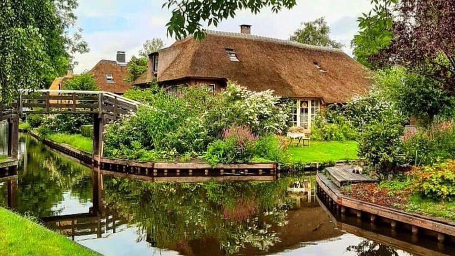 Giethoorn : 1 Hour Canal Cruise in Village With Coffee/Tea - Giethoorn By Electric Boat, Quiet, Heated, and Built for Comfort