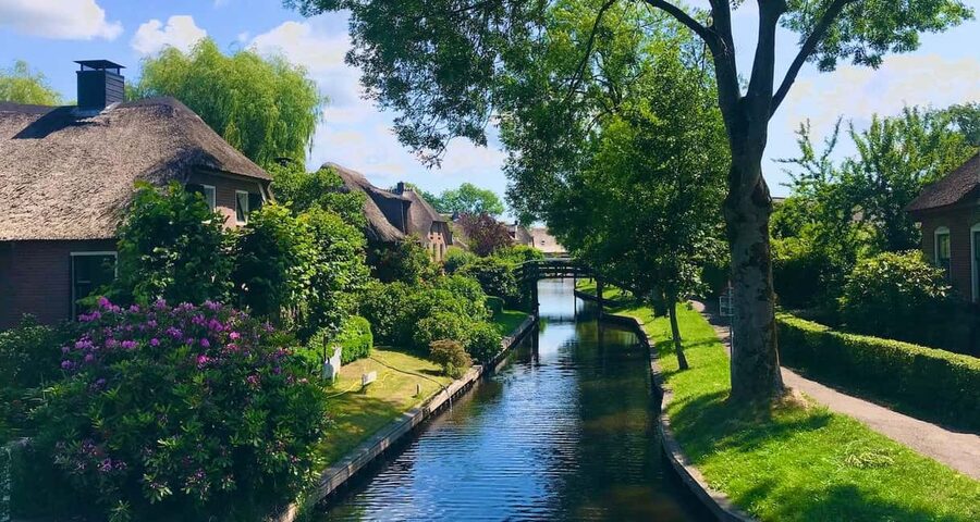 Giethoorn : 1 Hour Canal Cruise in Village With Coffee/Tea - Meeting at Dominee T.O. Hylkemaweg 7, Plus the Village Center Drop-Off