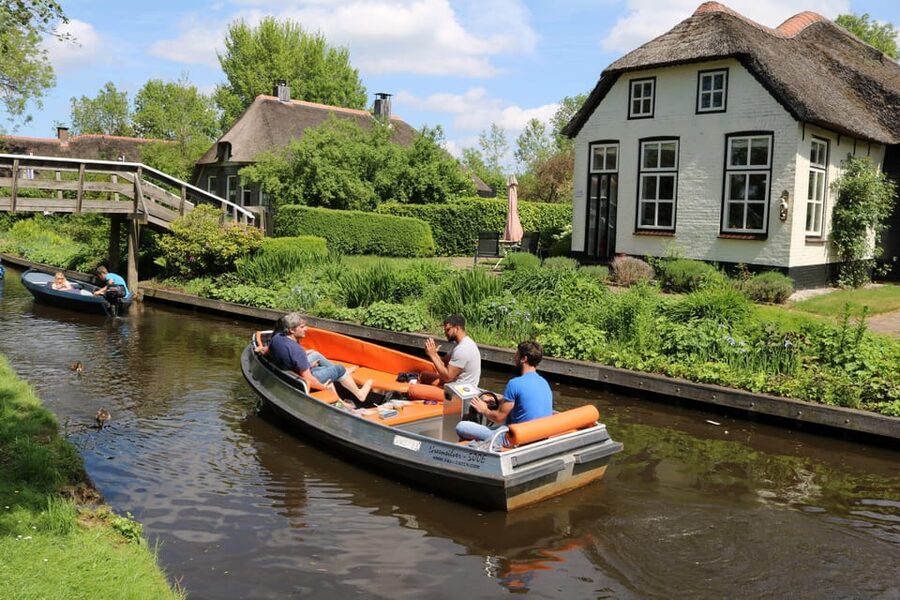 Giethoorn: 2 Hours 7 persons boat steeringwheel + cushions - Key highlights worth planning for